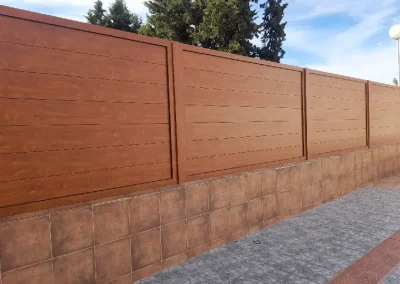 Cerramiento de lamas fijas